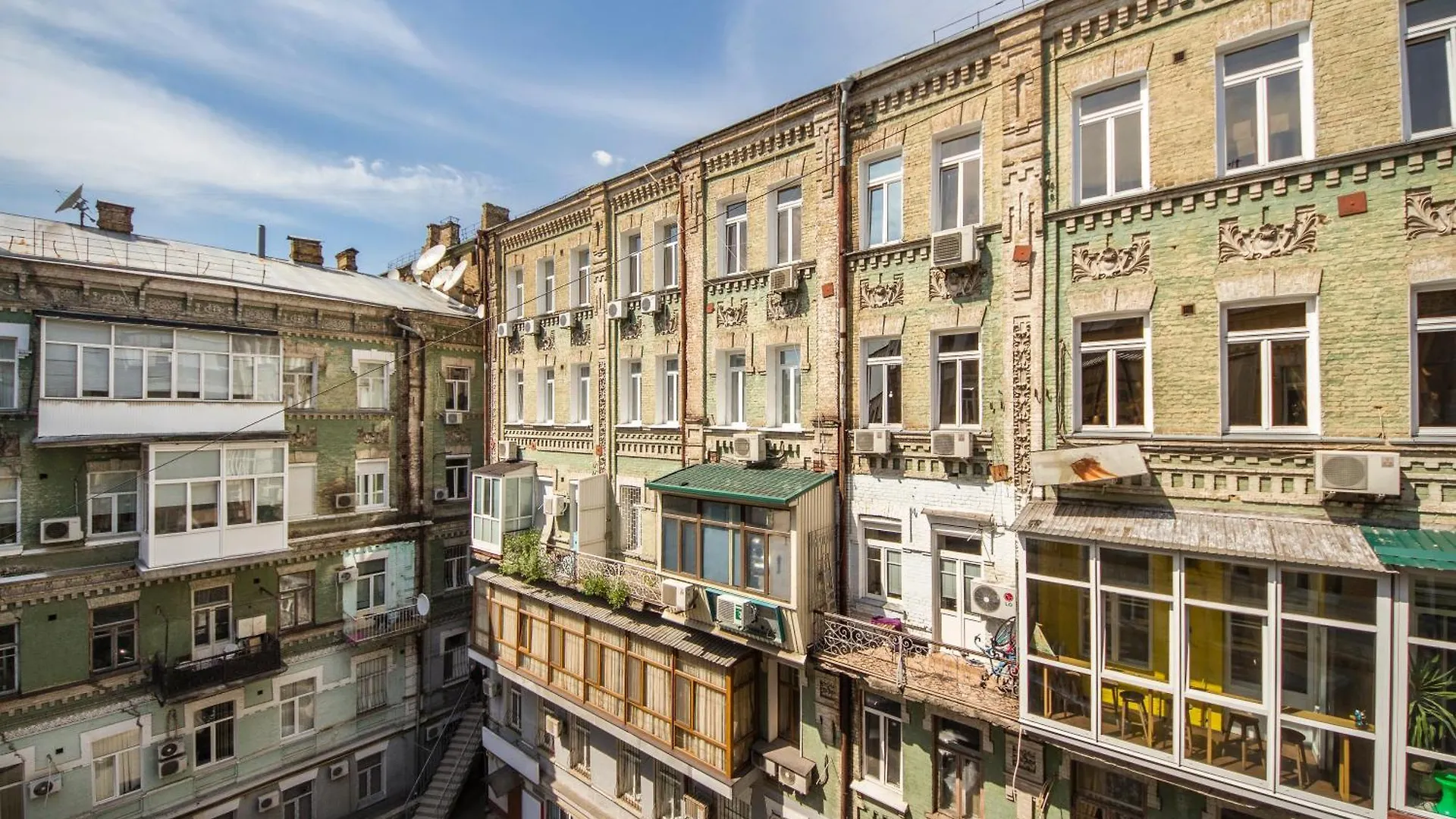 Dayflat Apartments On Mykhailivs'Ka Kiev Ukraine